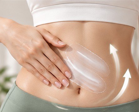복부에 크림을 바르며 마사지하는 모습